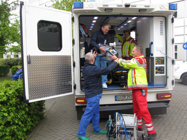 Team des ECMO-Zentrum Göttingen bereitet einen Patiententransport vor.
