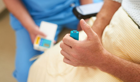 Patient drückt Knopf für Medikamentengabe