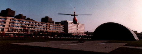 Rettungshubschrauber startet am Klinikum 1980
